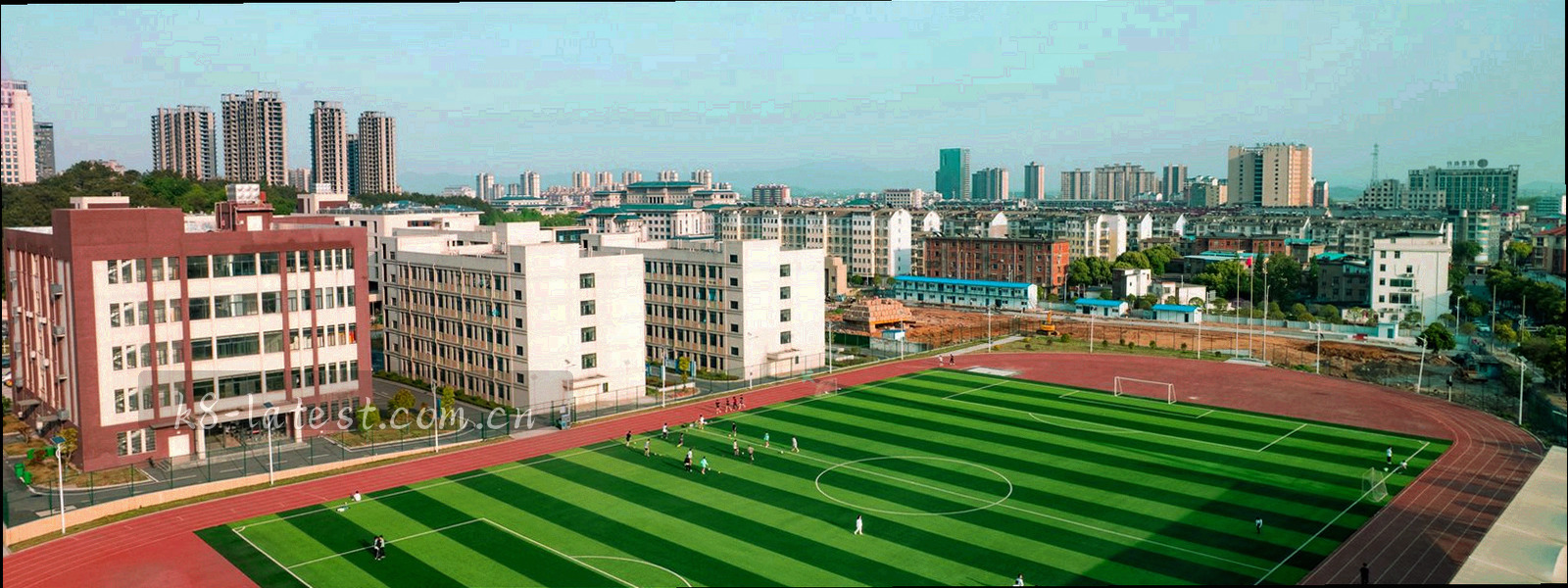 数据中心指示灯与线缆的抽象微距画面，冷色调低饱和